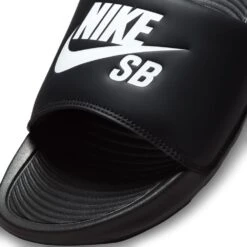 Nike SB Victori One Slide 13 Nike SB Victori One Slide -StreetStyle Aktionshaus dr2018 001 phsyd001 1000